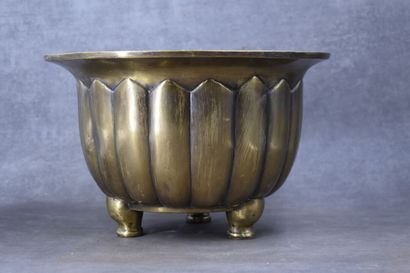 CHINA. Tripod pot cover in bronze with golden...
