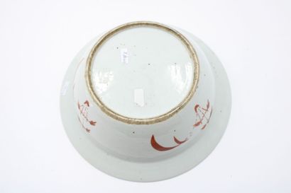 CHINE
Polychrome porcelain basin, with central...