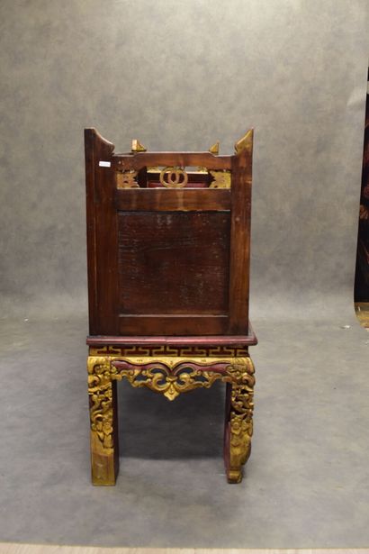 CHINA. Sofa-bench in carved and molded wood...