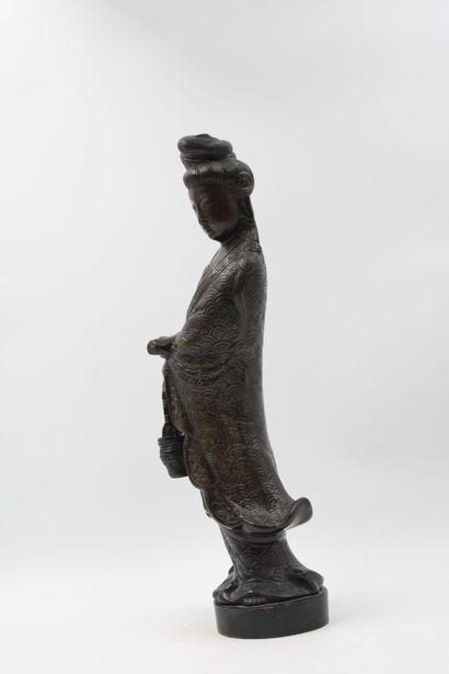 CHINE 
Guanyin in bronze with brown patina....