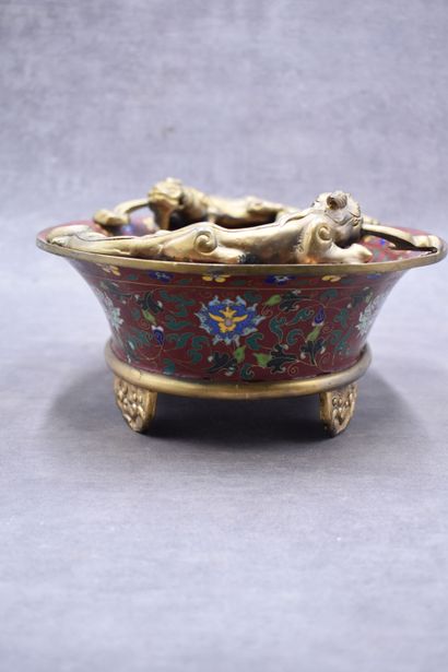 CHINE. 
Cup in bronze and cloisonné enamels,...
