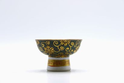 CHINE. 
Small porcelain dish with polychrome...