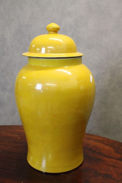 CHINE
Covered pot in yellow painted earthenware...