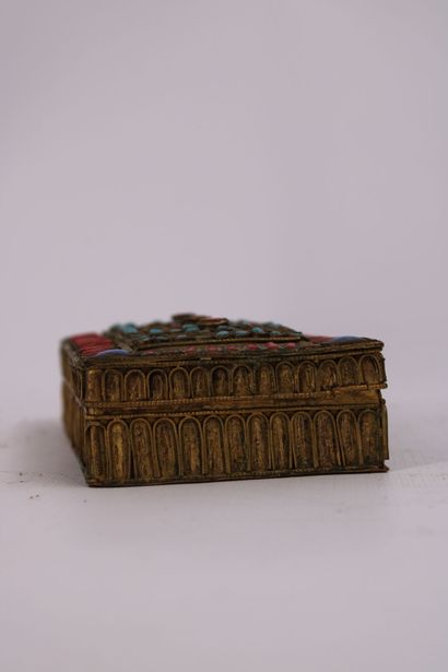 Meeting of two gilded brass boxes. Dimensions:...