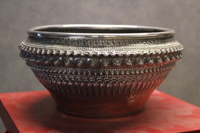 ASIE 
LAOS. Cup in silver embossed on its...