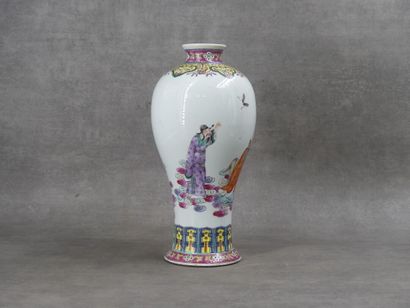 CHINA. Porcelain vase decorated with a scene...