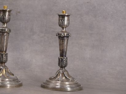 Paire de chandeliers en argent à décor de...