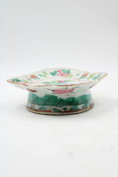 CHINE. 
Porcelain cup on foot with polychrome...