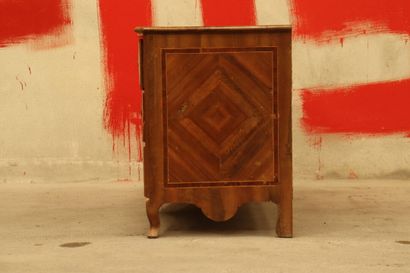 Commode de L'Est.
Commode en placage de bois...