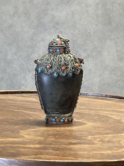 TIBET 
Snuffbox in metal (silver ?) with...