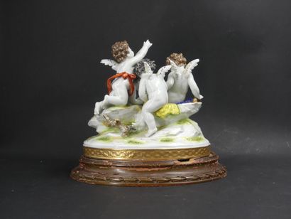 Sujet en porcelaine polychrome aux angelots....