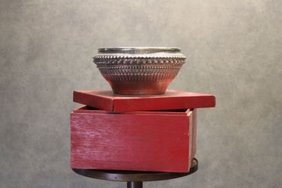 ASIE 
LAOS. Cup in silver embossed on its...