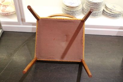 SCANDINAVIE. Table and its 4 chairs in stained...