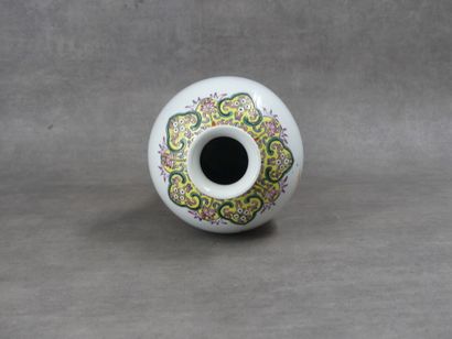 CHINA. Porcelain vase decorated with a scene...
