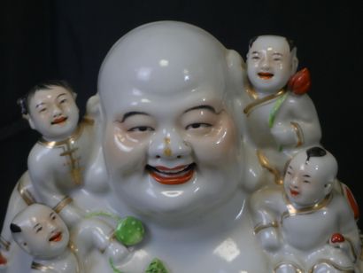 CHINE. 
Buddha with children in white porcelain....