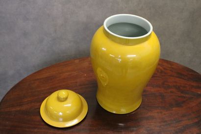 CHINE
Covered pot in yellow painted earthenware...