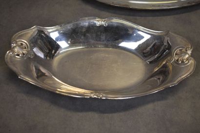 CHRISTOFLE. Réunion de deux plats en métal...