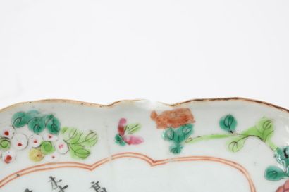 CHINE. 
Porcelain cup on foot with polychrome...