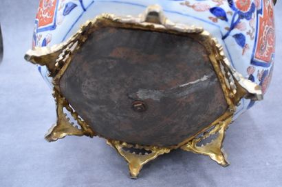 JAPAN. Hexagonal porcelain cover-pot with...