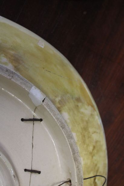 Paire de plats en faïence à décor émaillé...