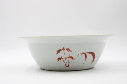 CHINE
Polychrome porcelain basin, with central...