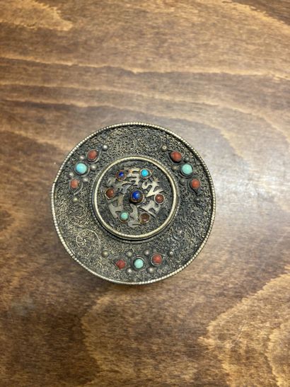TIBET 
Tripod silver box with filigree decoration...