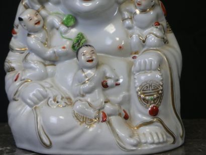 CHINE. 
Buddha with children in white porcelain....