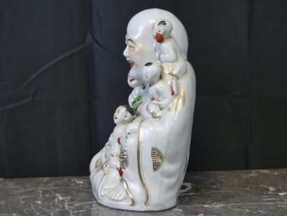 CHINE. 
Buddha with children in white porcelain....