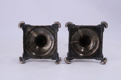 Bougeoirs. 
Paire de bougeoirs en métal argenté...