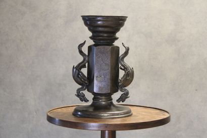 ASIE
Bronze support with incised decoration...