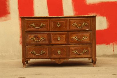 Commode de L'Est.
Commode en placage de bois...