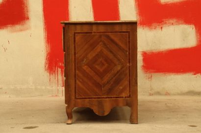 Commode de L'Est.
Commode en placage de bois...
