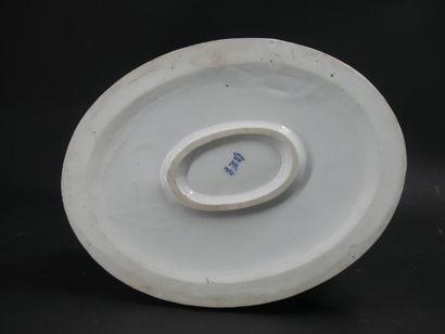 Sujet en porcelaine polychrome aux angelots....