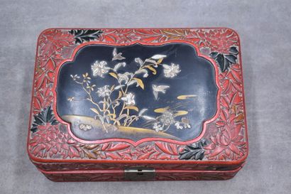 JAPON. 
Red lacquer and shibayama covered...