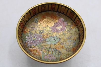 CHINE. 
Small porcelain dish with polychrome...