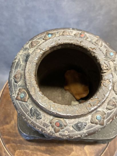 CHINA. Meeting of two covered pots in carved...