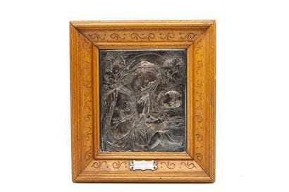 Bas relief vierge à l'enfant encadré. Dimensions...