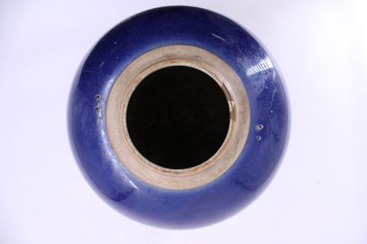 CHINE
Blue enameled porcelain pot. XXth century....