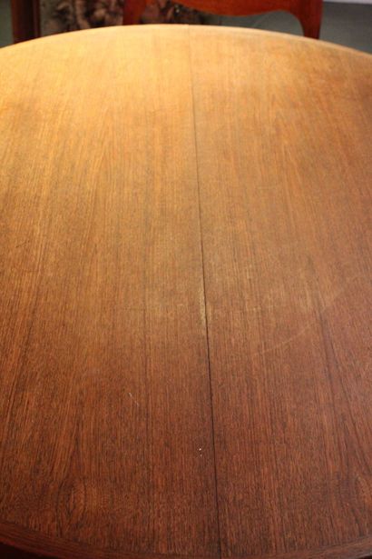 SCANDINAVIE. Table and its 4 chairs in stained...
