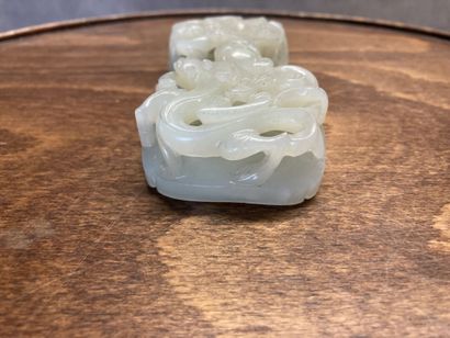 CHINE
Belt buckle in carved jade with dragons....