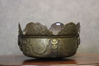 Art Déco. 
Important gilt bronze cachepot...
