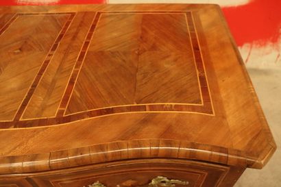 Commode de L'Est.
Commode en placage de bois...