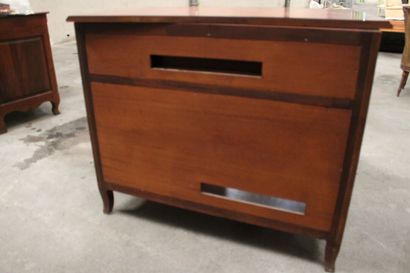 Commode de style Louis XV en bois et marqueterie...