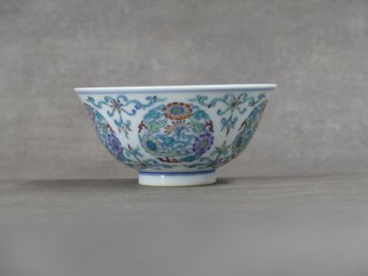 CHINA. Porcelain rice bowl decorated with...