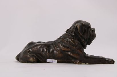 Chien allongé, bronze à patine brune. XXe...