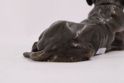 Chien allongé, bronze à patine brune. XXe...
