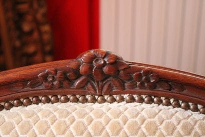 Salon en bois sculpté comprenant une banquette,...