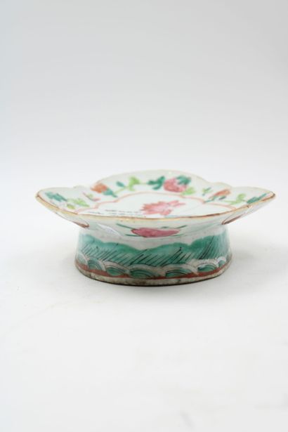 CHINE. 
Porcelain cup on foot with polychrome...