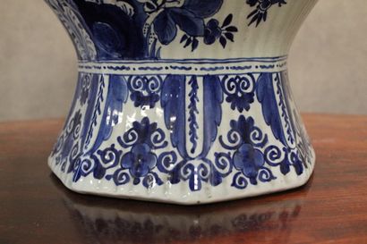 DELFT. Paire de vase en céramique émaillé...