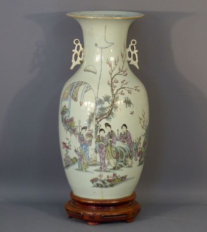 CHINE. Vase en porcelaine 
CHINA, About 1900....